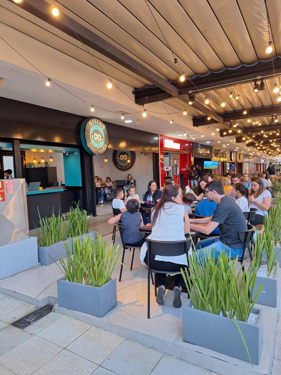 Monkafé Cafeteria - Ambiente acolhedor com clientes